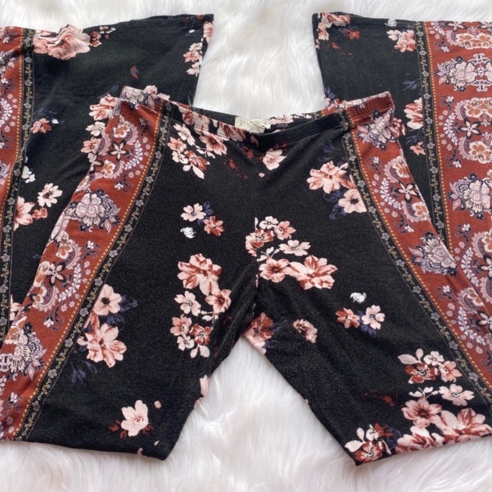 Wide leg pants, a medium but could fit any size.